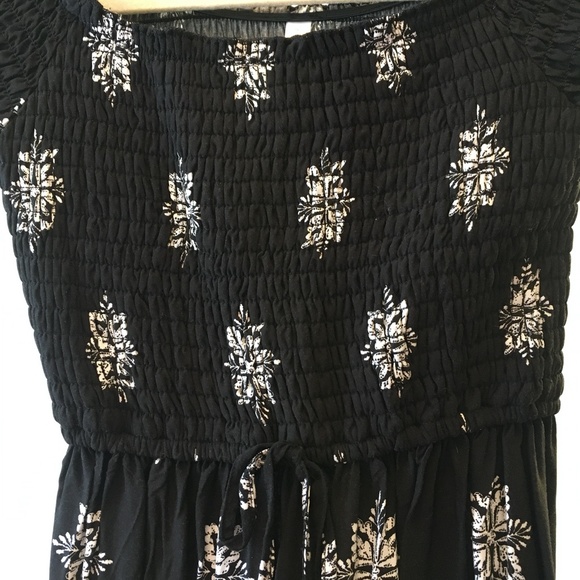 Black & White Short Sleeve Smocked Mini Dress - Picture 2 of 3